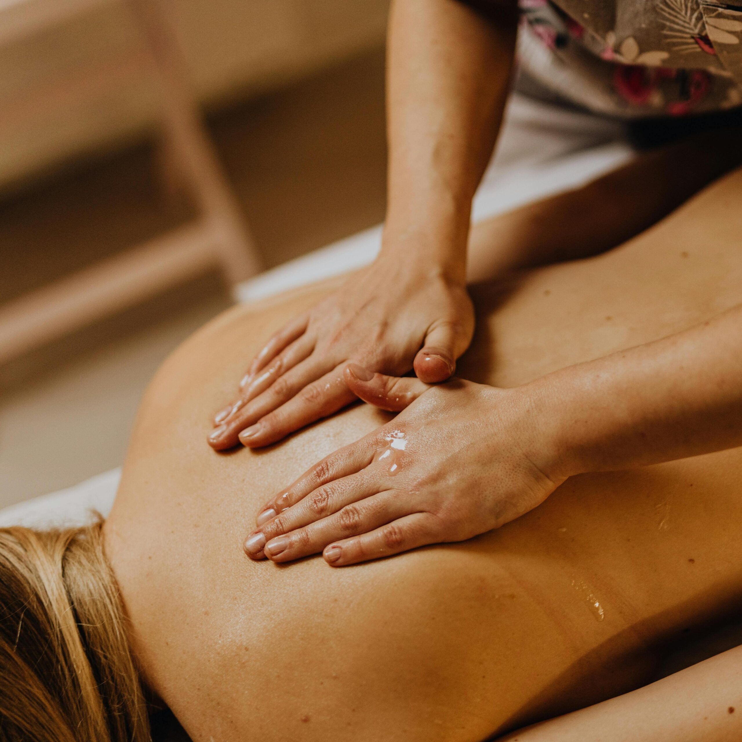 Visuel mains qui massent le dos